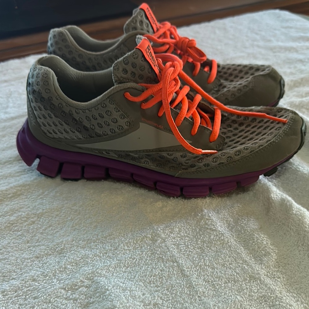 Reebok real flex sneakers uses size 9 grey/magenta orange laces